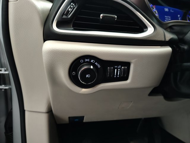 Used 2024 Chrysler Pacifica Touring-L FWD image 40