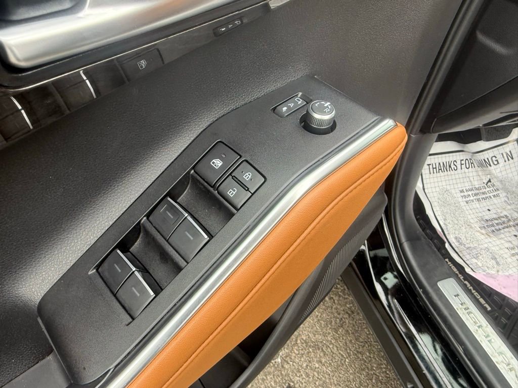 Used 2025 Toyota Highlander Platinum AWD/4WD image 12