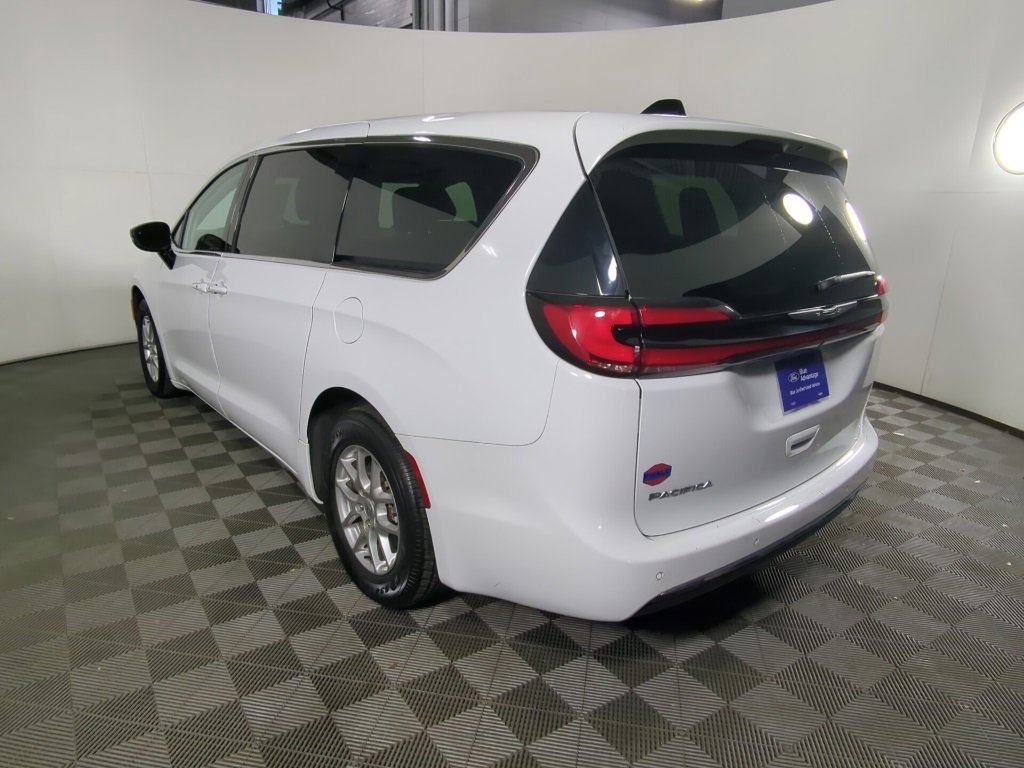 Used 2024 Chrysler Pacifica Touring-L image 2