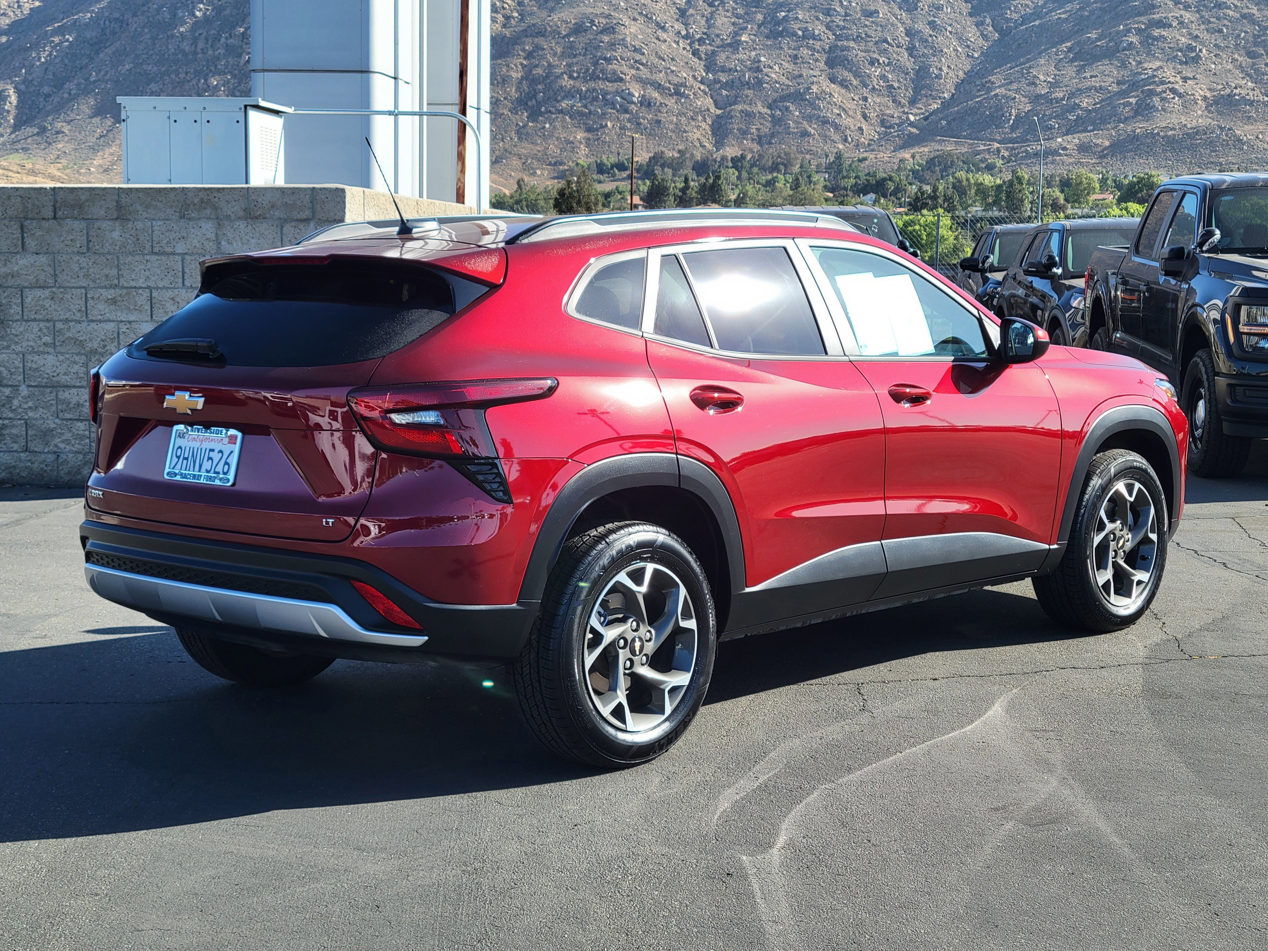Used 2024 Chevrolet Trax LT FWD image 2