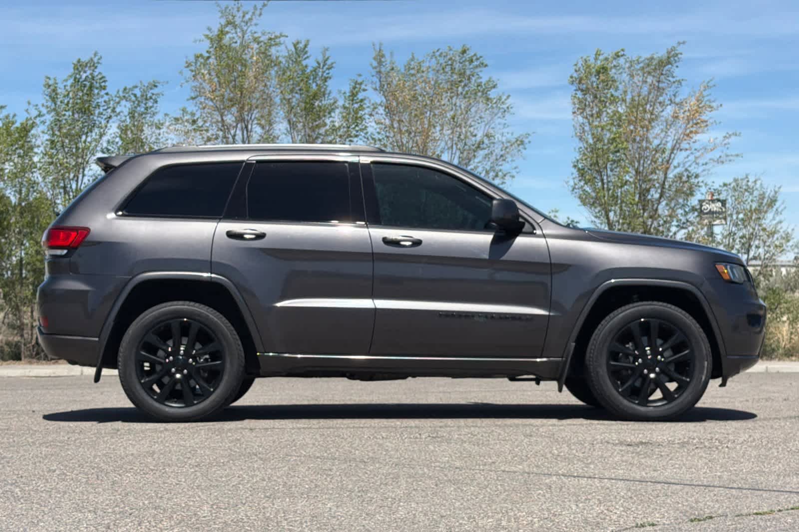 Used 2018 Jeep Grand Cherokee Altitude AWD/4WD image 8
