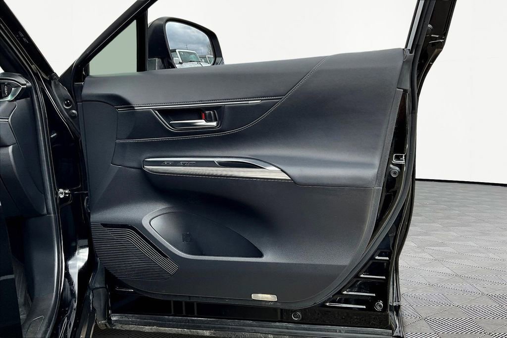 Used 2022 Toyota Venza XLE image 24