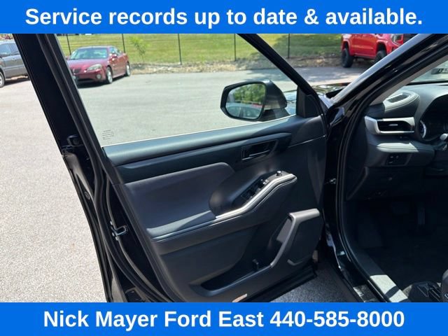Used 2023 Toyota Highlander LE AWD/4WD image 25