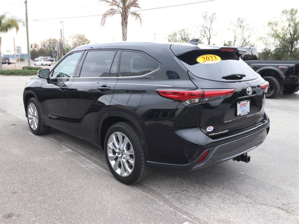 Used 2023 Toyota Highlander Limited image 3