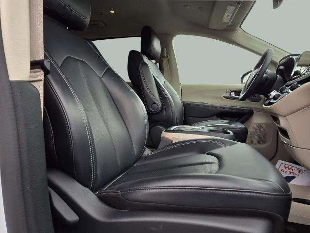 Used 2024 Chrysler Pacifica Limited image 25