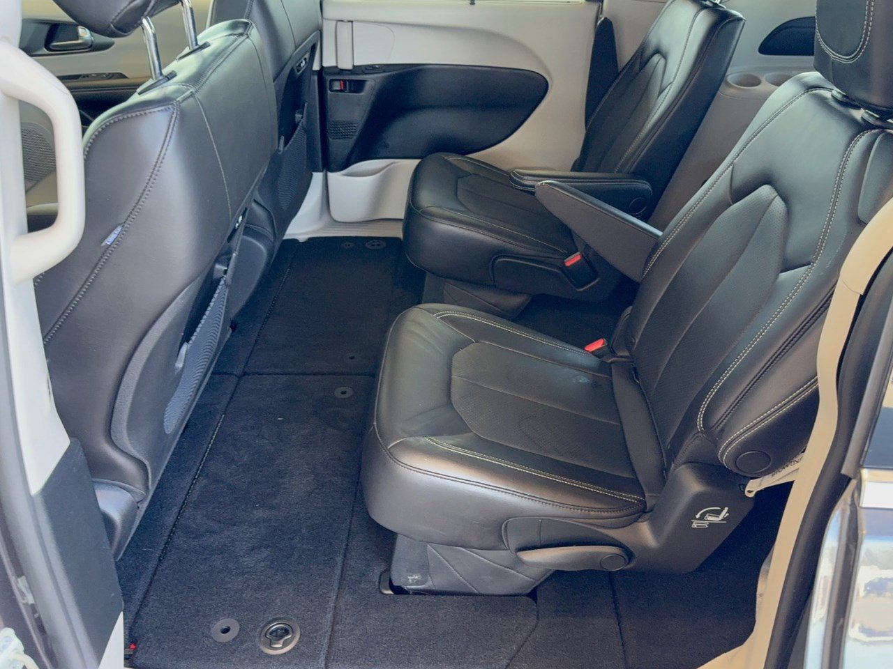 Used 2023 Chrysler Pacifica Touring-L FWD image 25