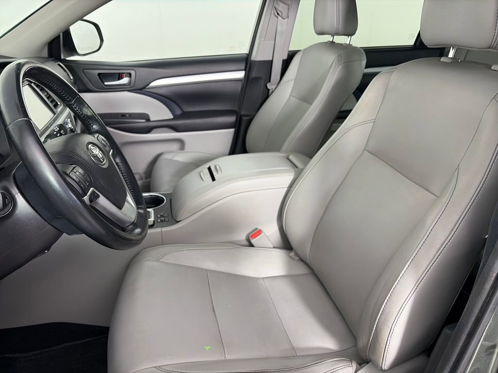 Used 2017 Toyota Highlander XLE w/ Carpet Mat Package AWD/4WD image 11