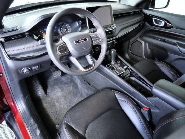 Used 2025 Jeep Compass Trailhawk AWD/4WD image 3
