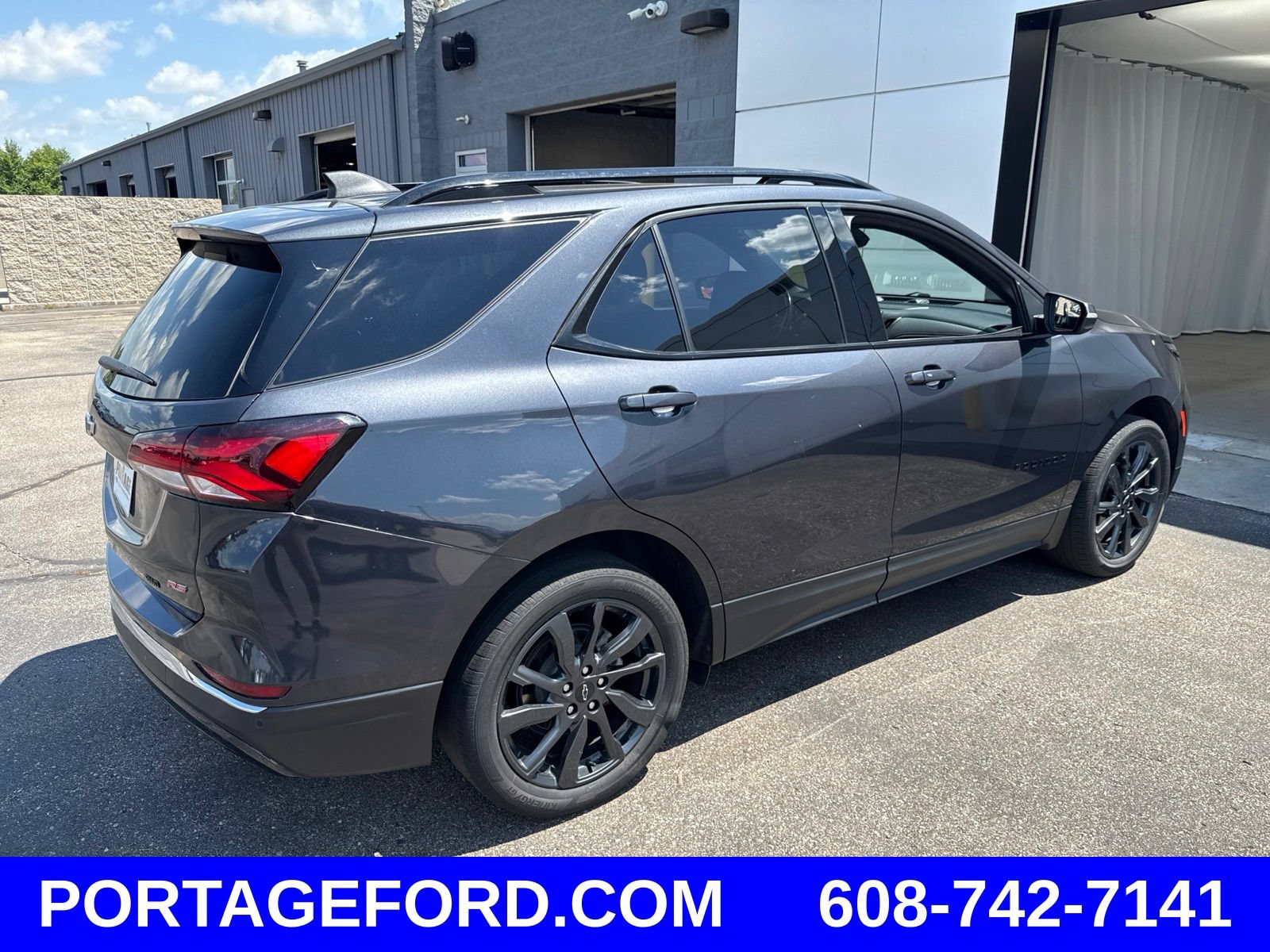Used 2022 Chevrolet Equinox RS w/ RS Leather Package AWD/4WD image 2