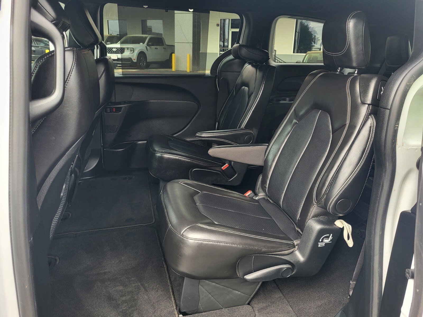 Used 2025 Chrysler Pacifica Select image 17