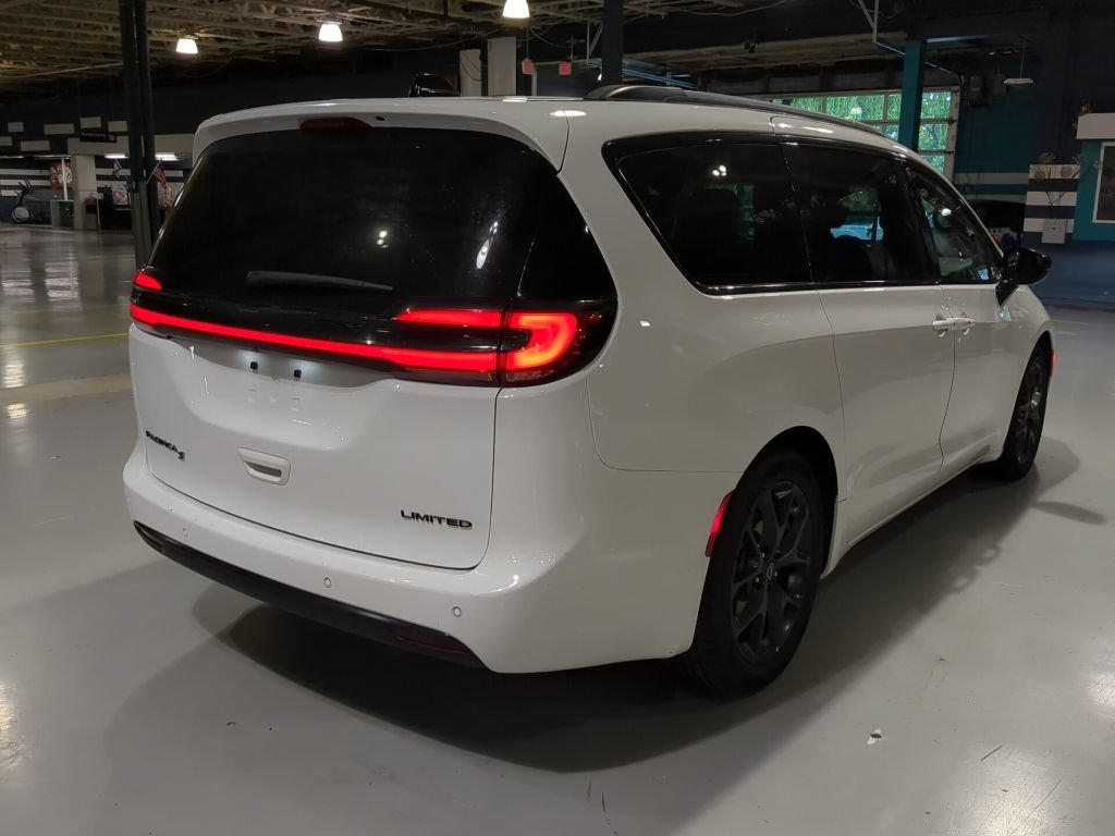 Used 2025 Chrysler Pacifica Limited FWD image 8