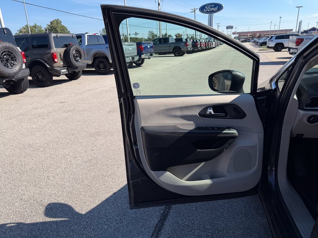 Used 2023 Chrysler Pacifica Touring-L FWD image 11