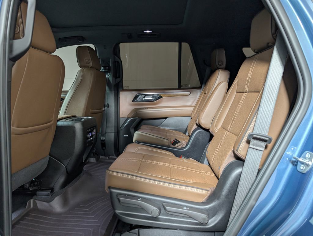 Used 2025 Chevrolet Tahoe High Country AWD/4WD image 13