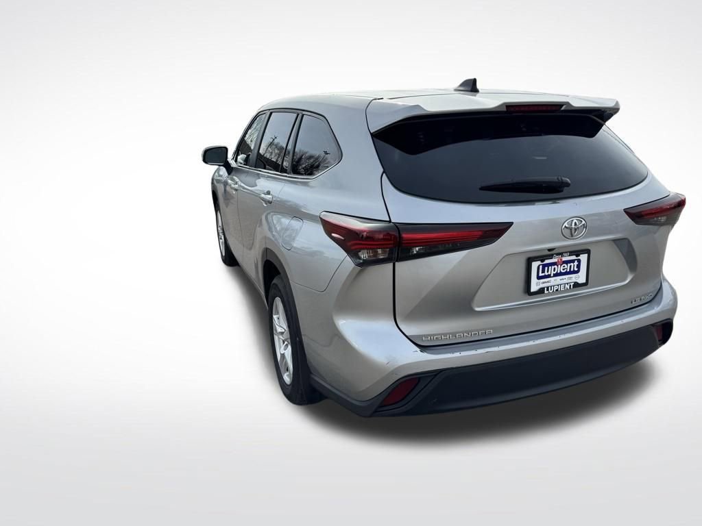 Used 2024 Toyota Highlander LE image 8
