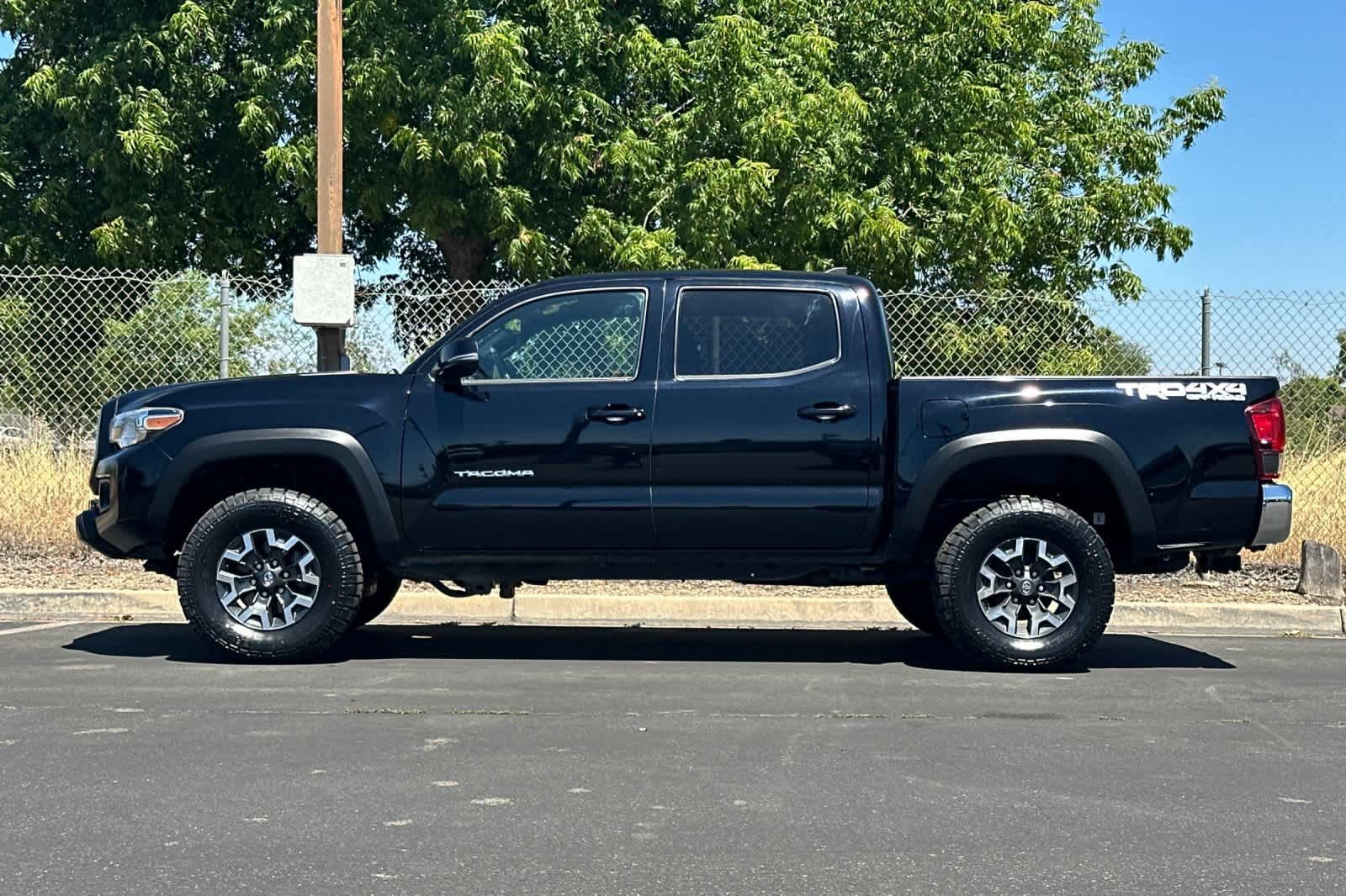 Used 2018 Toyota Tacoma TRD Off-Road AWD/4WD image 6