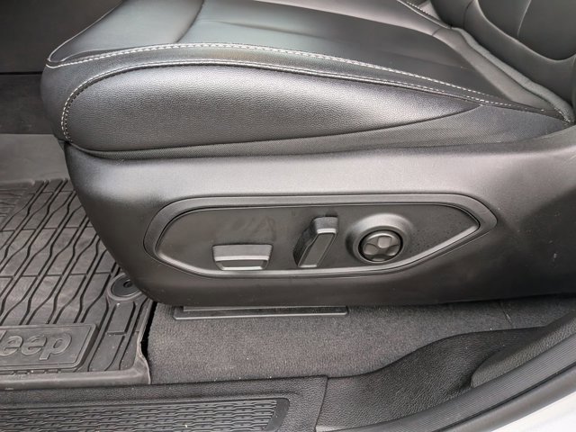 Used 2025 Jeep Grand Cherokee Limited w/ Black Appearance Package image 16