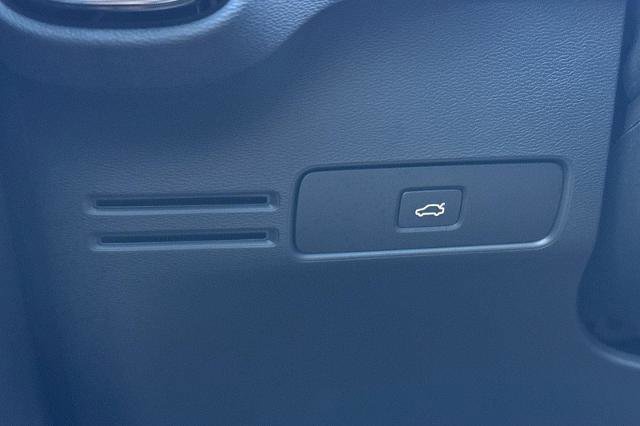 Used 2023 Volvo XC40 B5 Ultimate w/ Protection Package Premier image 24