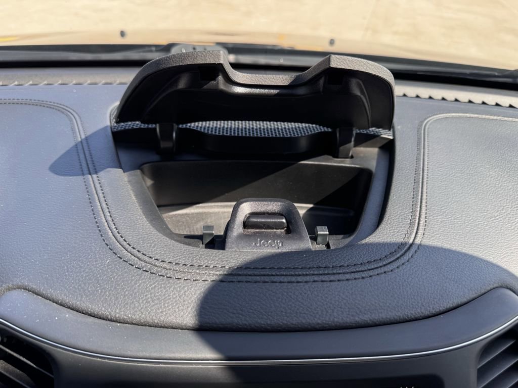 Used 2023 Jeep Cherokee Altitude Lux image 21