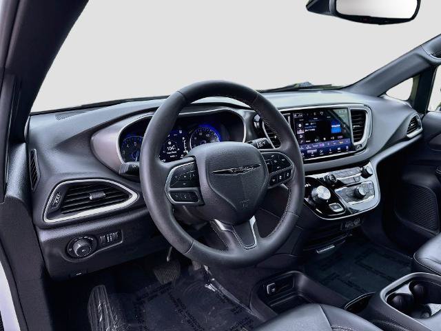 Used 2025 Chrysler Pacifica Select FWD image 9