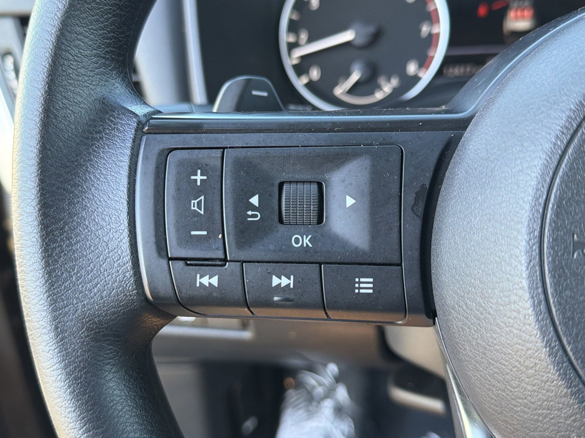 Used 2024 Nissan Rogue SV image 20