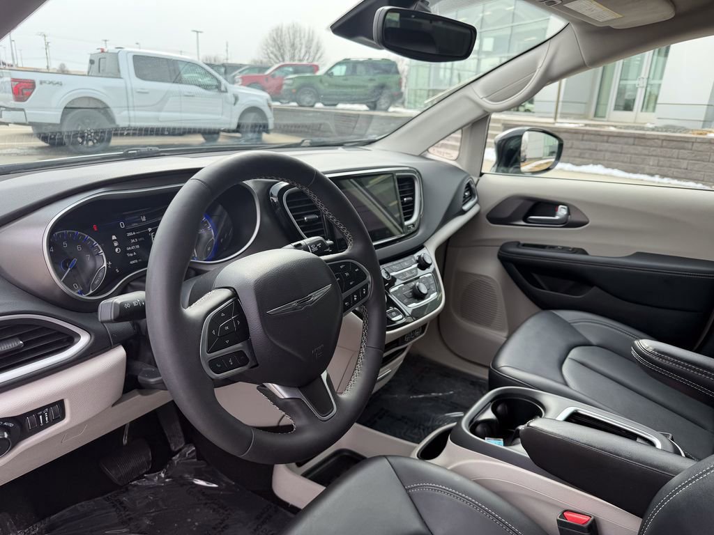 Used 2024 Chrysler Pacifica Touring-L image 9