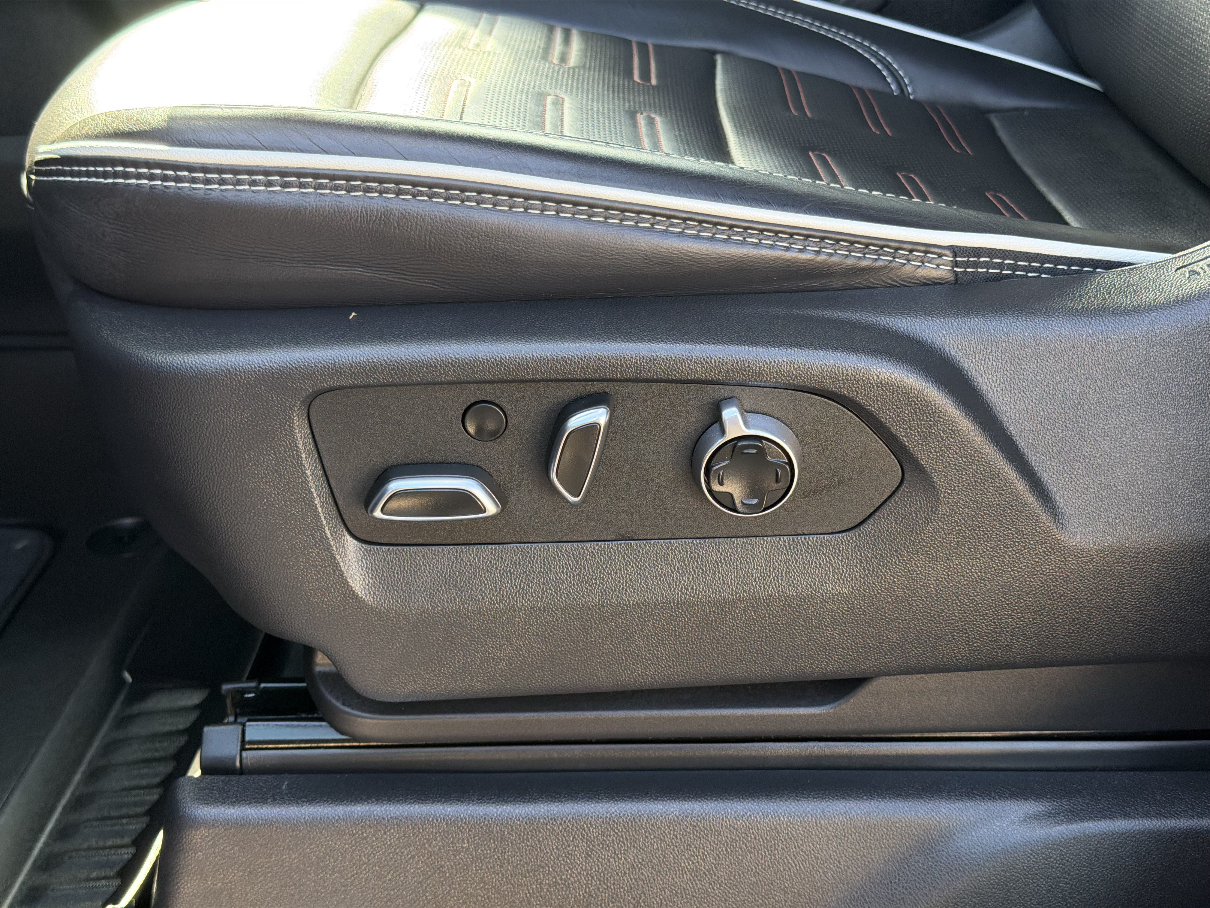 Used 2025 GMC Sierra 2500 AT4X AWD/4WD image 17