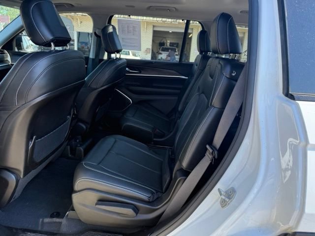 Used 2023 Jeep Grand Cherokee L Limited w/ Luxury Tech Group II AWD/4WD image 14
