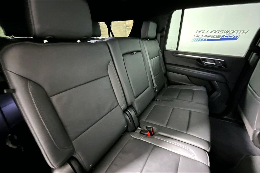 Used 2025 Chevrolet Suburban Z71 image 22