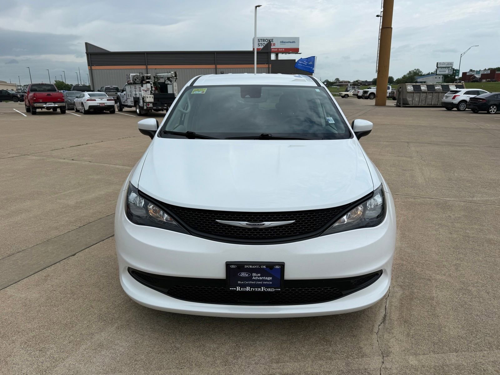 Used 2023 Chrysler Voyager LX FWD image 2