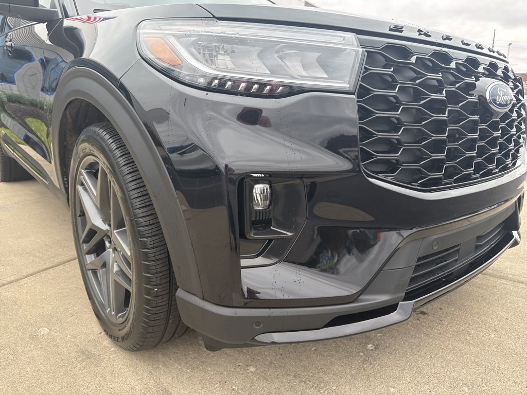 Certified 2025 Ford Explorer ST image 11