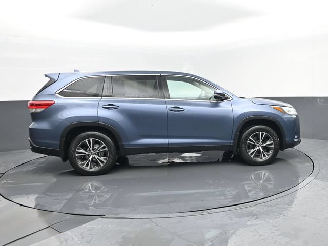 Used 2019 Toyota Highlander Plus AWD/4WD image 4