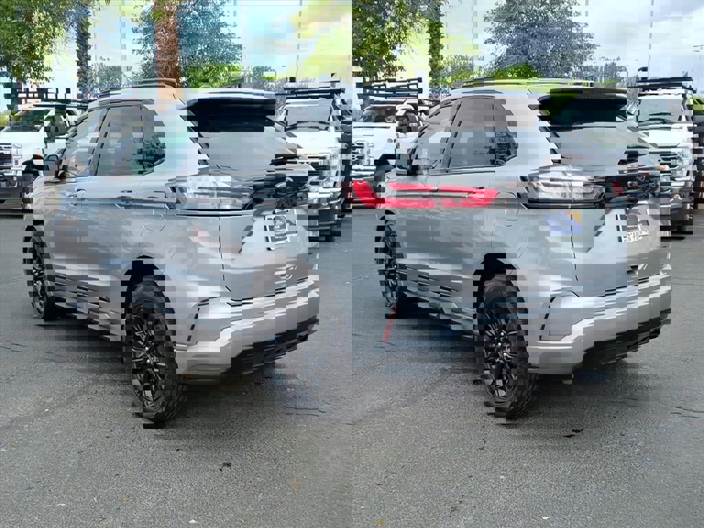 Certified 2022 Ford Edge SE w/ Black Appearance Package image 3