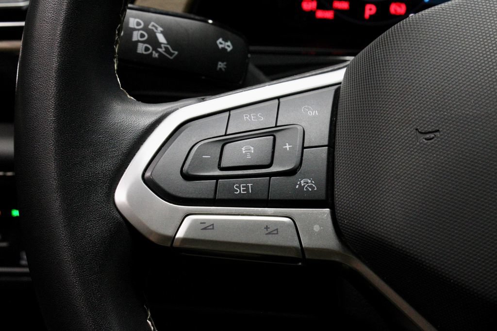 Used 2025 Volkswagen Atlas SE AWD/4WD image 28