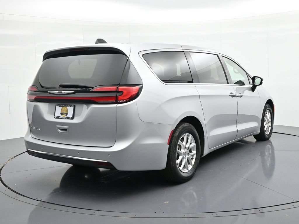 Used 2024 Chrysler Pacifica Touring-L FWD image 6