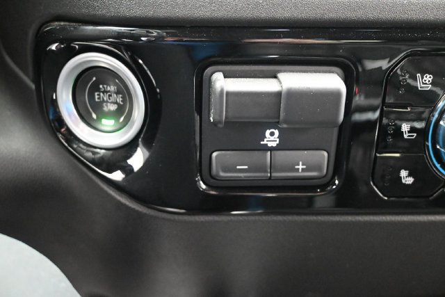 Used 2023 GMC Sierra 1500 SLT w/ SLT Premium Package AWD/4WD image 16