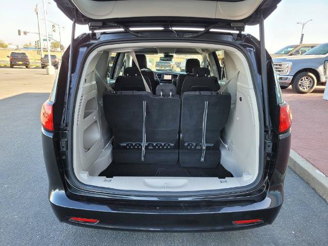 Used 2023 Chrysler Voyager LX FWD image 9