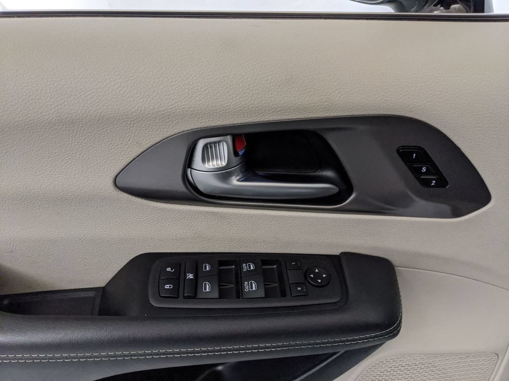 Used 2024 Chrysler Pacifica Touring-L FWD image 15