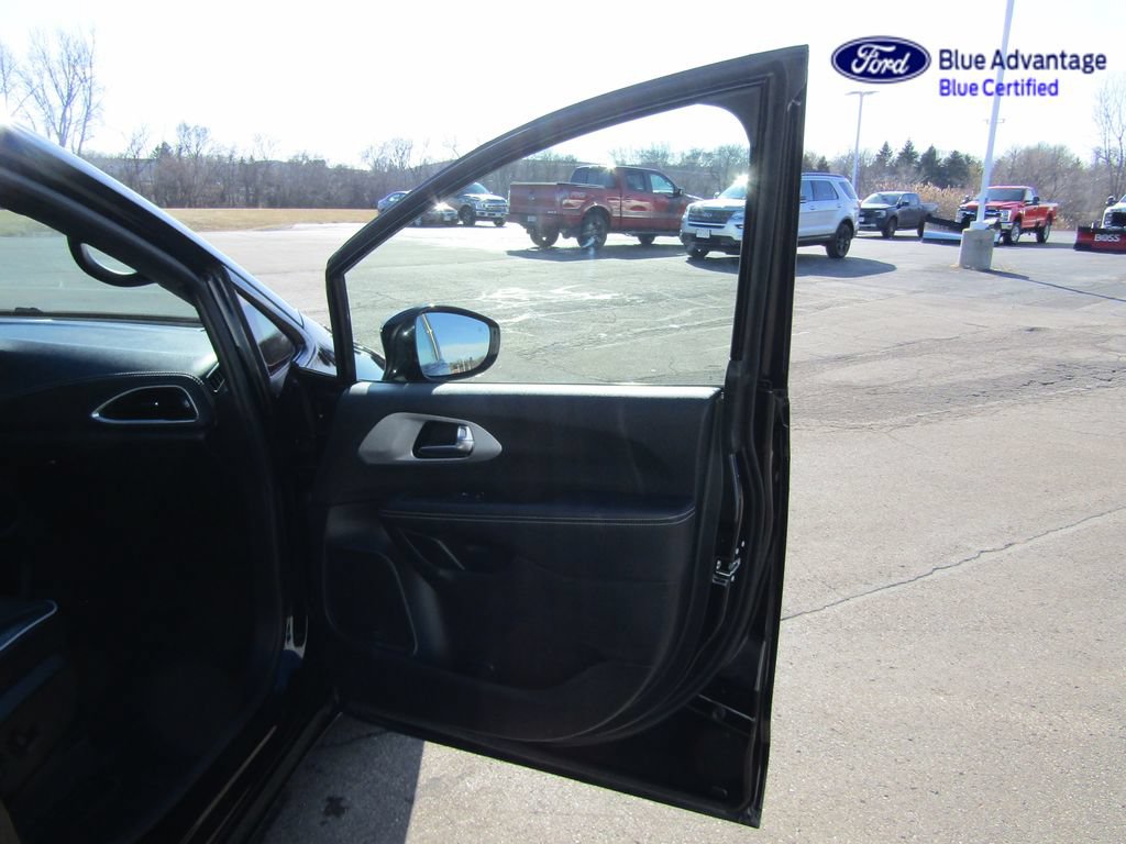 Used 2025 Chrysler Pacifica Limited FWD image 42