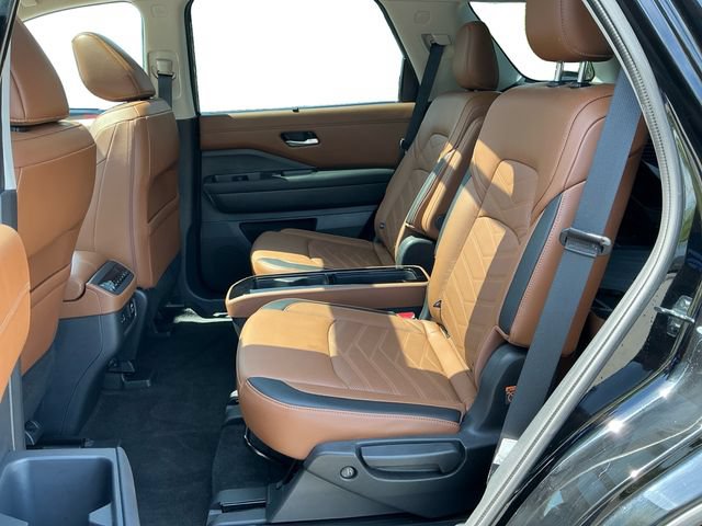 Used 2024 Nissan Pathfinder Platinum AWD/4WD image 16