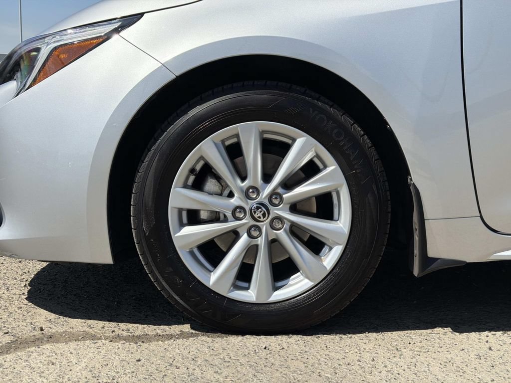 Used 2025 Toyota Corolla SE w/ SE Package FWD image 27