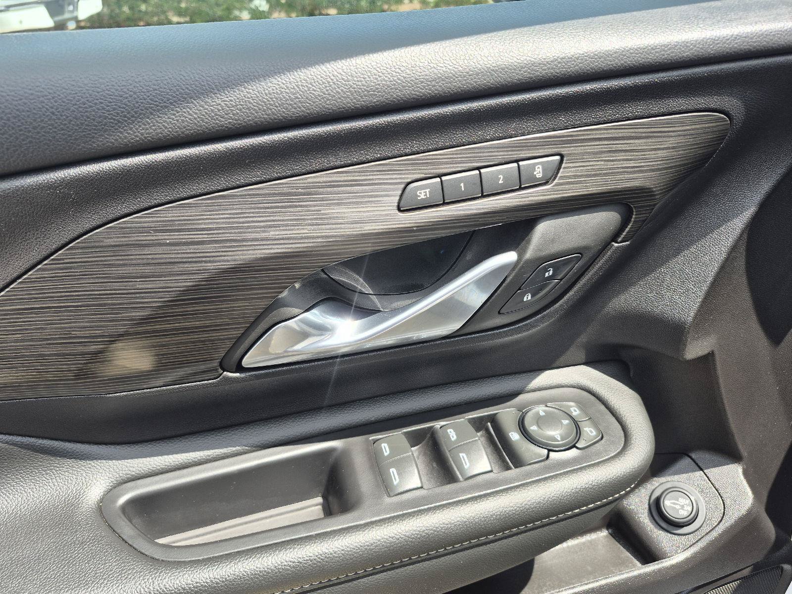 Used 2024 GMC Terrain SLT FWD image 8