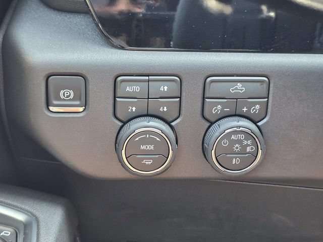 Used 2026 Chevrolet Silverado 1500 LT Trail Boss w/ LPO, Dark Essentials Package AWD/4WD image 24