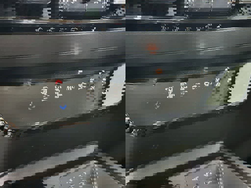 Used 2025 Nissan Kicks SR FWD image 17