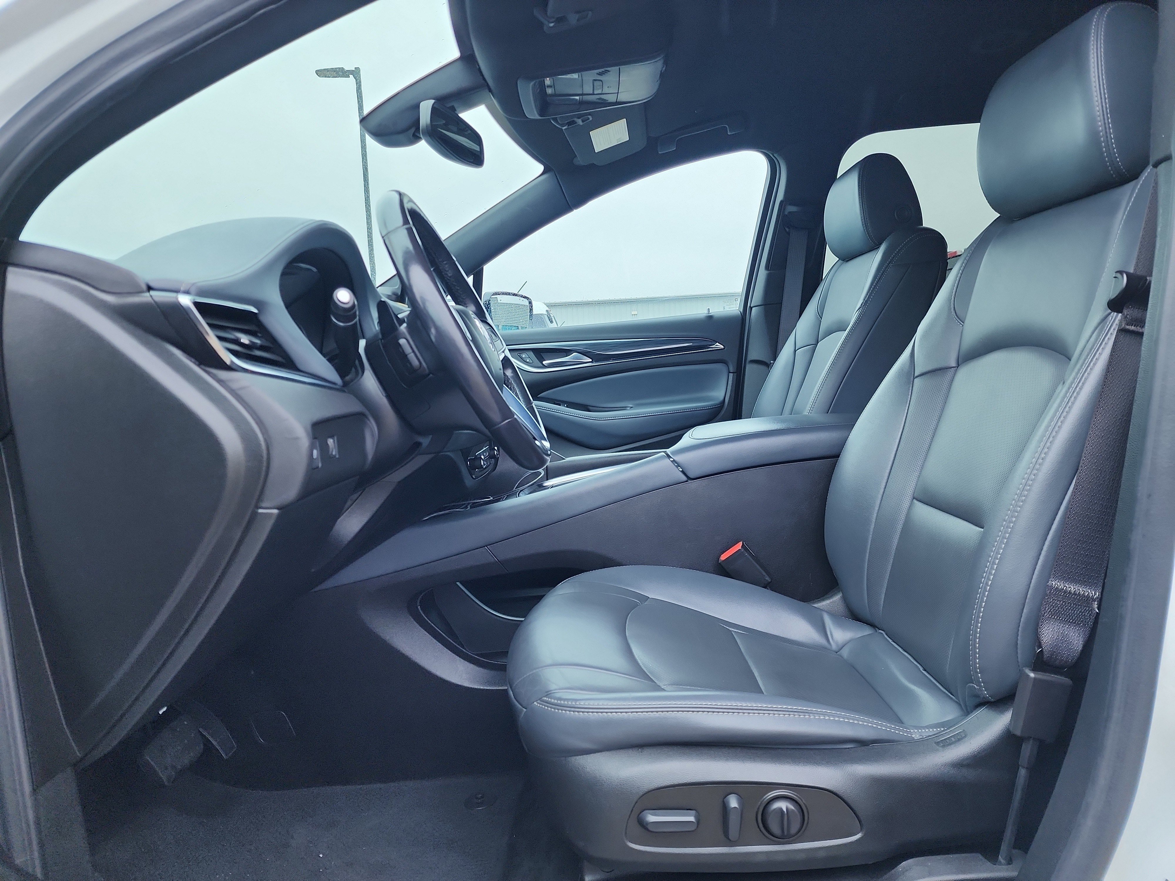 Used 2023 Buick Enclave Essence image 10