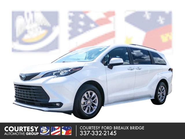 Used 2025 Toyota Sienna XLE FWD image 1