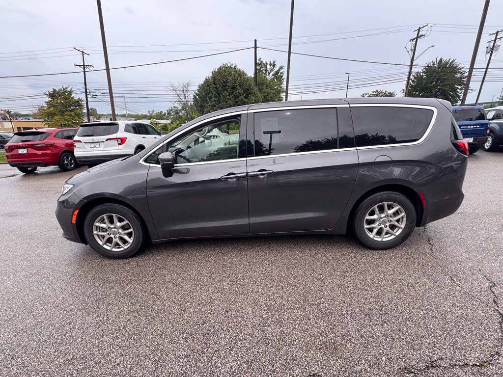 Used 2023 Chrysler Pacifica Touring-L FWD image 2