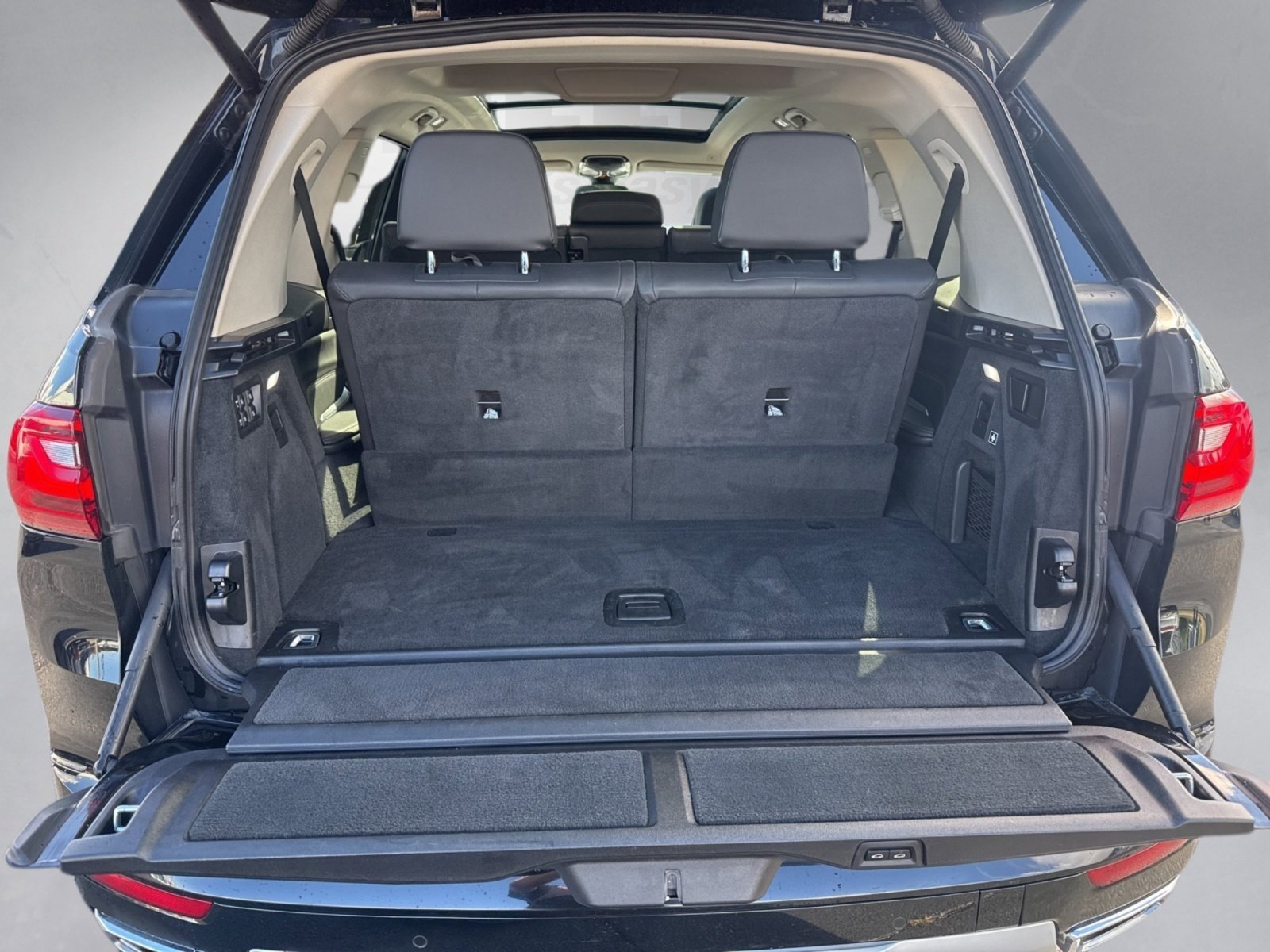 Used 2021 BMW X7 xDrive40i w/ Parking Assistance Package image 28