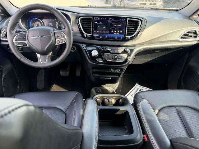 Used 2025 Chrysler Pacifica Select FWD image 12