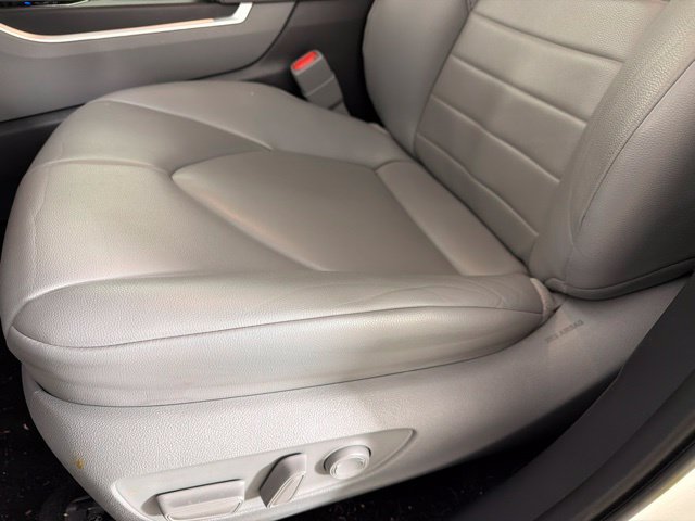Used 2021 Toyota Highlander XLE FWD image 19