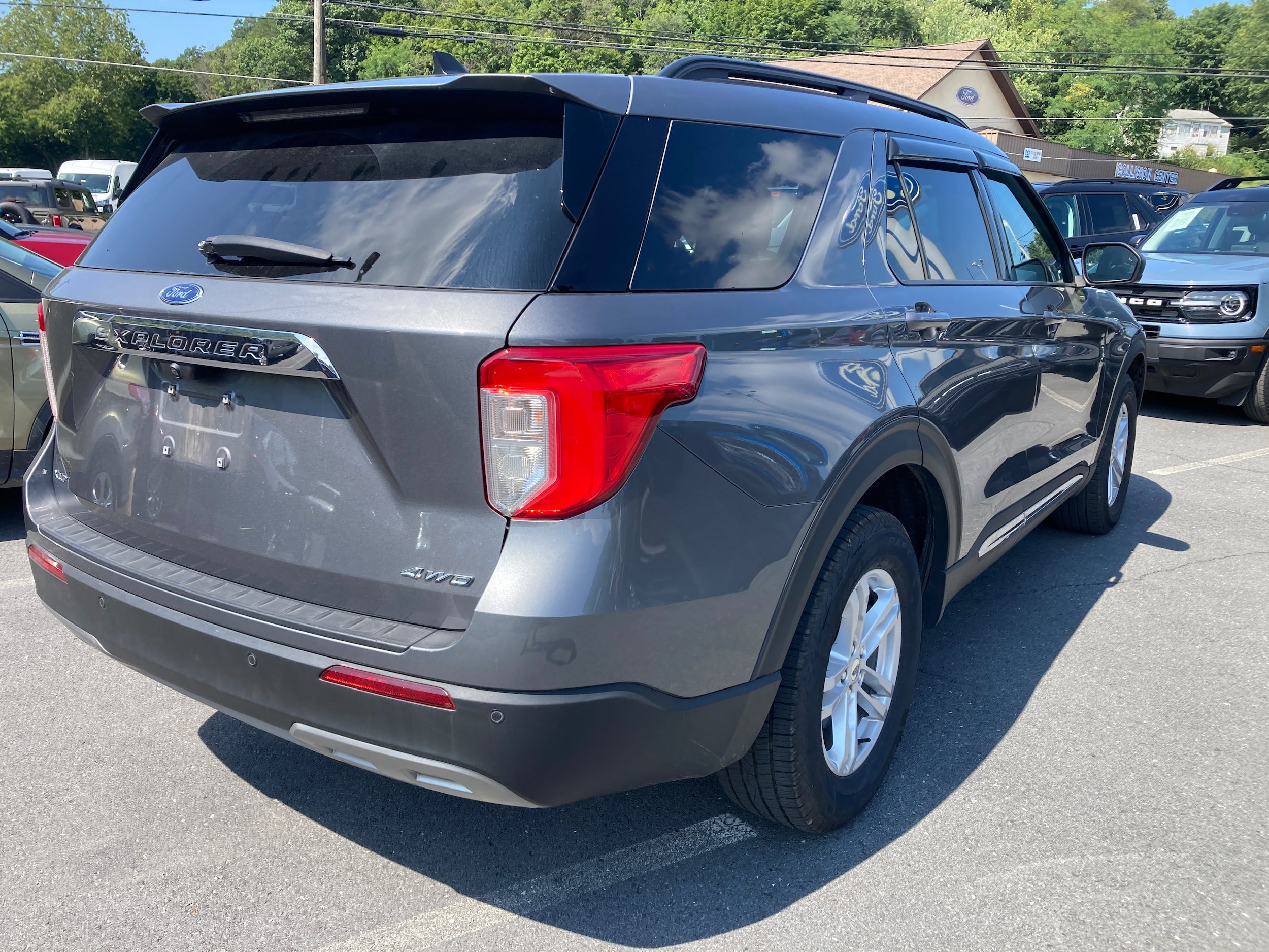 Certified 2022 Ford Explorer XLT w/ Equipment Group 202A AWD/4WD image 5